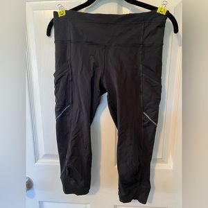 Lululemon crop pants (size 6/ med), great pockets